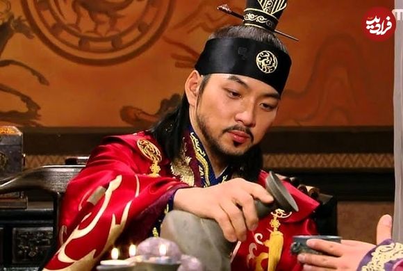 عکس| سفر زمان؛ «جومونگ» با لباس «بَردگی» در حال راهنمایی بچه‌مدرسه‌ای‌ها در شهرک سینمایی