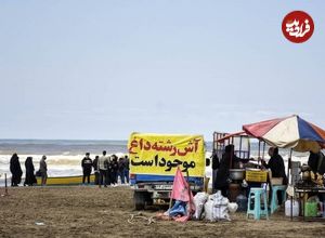 (عکس) سفر به ایران قدیم؛ «زن چای فروش» در کنار سواحل خزر»؛ دهه 40