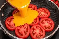 ببینید| طرز تهیه دو غذای ساده کانادایی با گوجه فرنگی و تخم مرغ