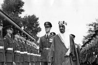 عکس؛ سفر در زمان؛ «پنجمین پادشاه عربستان در کنار تابوت پادشاه اردن»؛ سال 1330