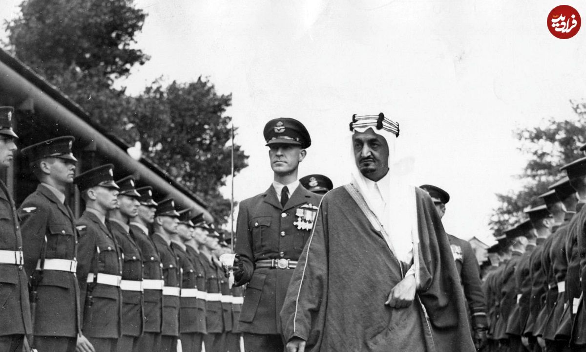 عکس؛ سفر در زمان؛ «پنجمین پادشاه عربستان در کنار تابوت پادشاه اردن»؛ سال 1330