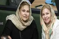 عکس| سفر زمان؛ عکس یادگاری «مهرانه مهین ترابی» و «ایرج قادری» در پشت‌صحنه یک فیلم