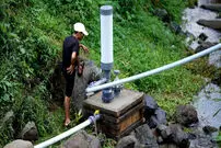 (ویدئو) مراحل دیدنی ساخت پمپ آب قدرتمند بدون نیاز به برق درروستا