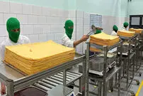 (ویدئو) فرآیند تولید انواع کیک خامه ای و شیرینی در کارخانه ای در ازبکستان