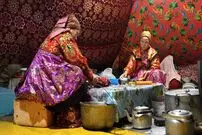 (ویدئو) پخت دیدنی ماهی و آبگوشت گوزن توسط دو بانوی عشایر در قطب شمال
