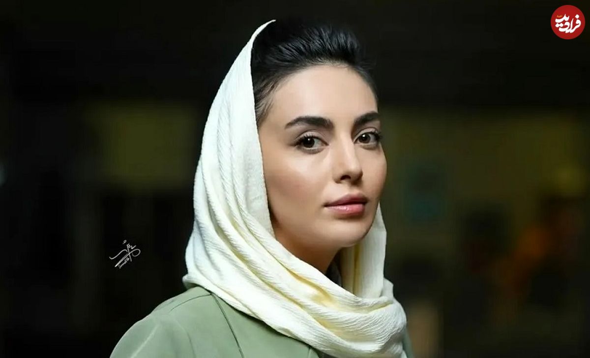 عکس| سفر زمان؛ تیپ و چهرۀ «مرضیه» (سریال بچه مهندس) بر روی صحنه تئاتر؛ سال 1401