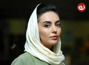عکس| سفر زمان؛ تیپ و چهرۀ «مرضیه» (سریال بچه مهندس) بر روی صحنه تئاتر؛ سال 1401