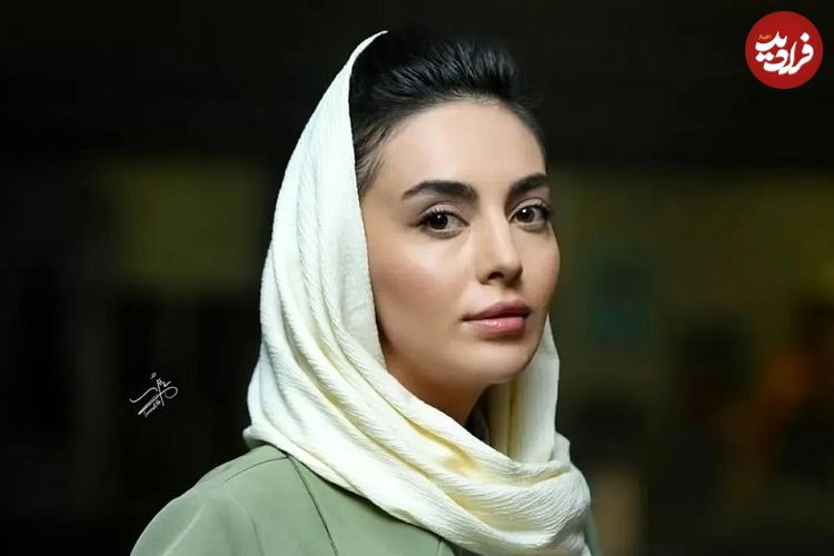 عکس| سفر زمان؛ تیپ و چهرۀ «مرضیه» (سریال بچه مهندس) بر روی صحنه تئاتر؛ سال 1401