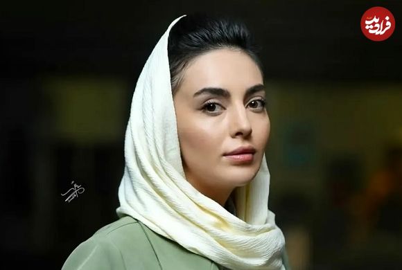عکس| سفر زمان؛ تیپ و چهرۀ «مرضیه» (سریال بچه مهندس) بر روی صحنه تئاتر؛ سال 1401