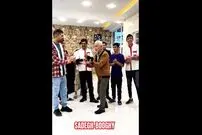 (ویدئو) اجرای یک آهنگ کوچه بازاری توسط صادق بوقی برای کارگران یک رستوران 