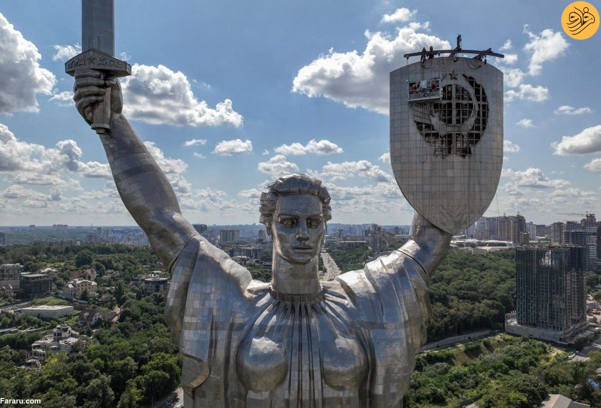 (ویدئو) حذف نمادهای شوروی از مجسمه زن غول‌پیکر