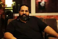 (ویدئو) واکنش رضا صادقی وقتی که شعر را فراموش می‌کند!