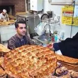 ببینید| غذای خیابانی در ایران؛ مراحل پخت نان بربری در یک نانوایی تهران