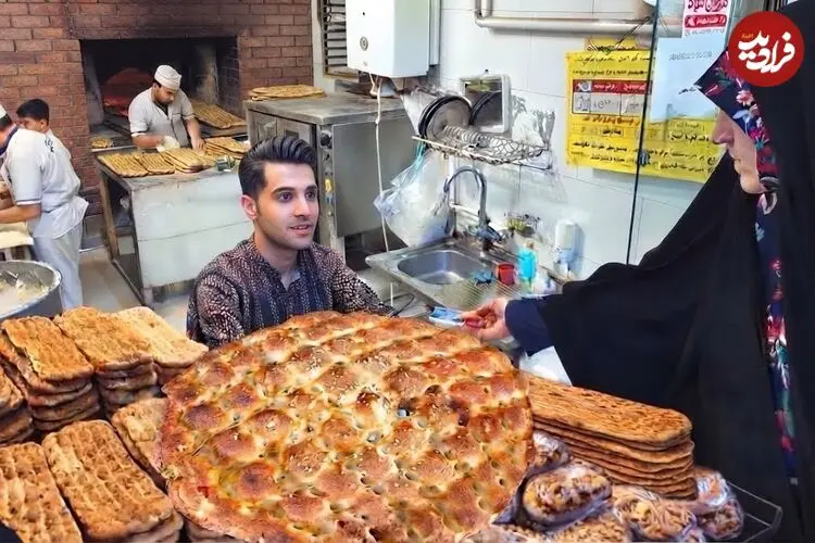 ببینید| غذای خیابانی در ایران؛ مراحل پخت نان بربری در یک نانوایی تهران