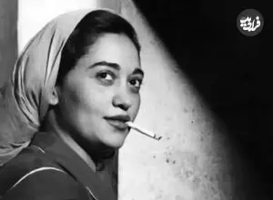 عکس| سفر به گذشته؛ «مرضیه» در پیری و بر سر مزار استاد بنان؛ اواخر دهه 60
