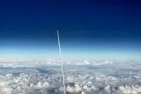 ببینید| لحظه پرتاب موشک بالستیک از دید پنجره یک هواپیمای مسافربری را ببینید 