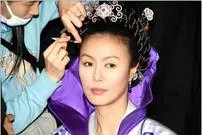 عکس| سفر زمان؛ تیپ و چهرۀ «بانو یومیول» در حال قدم زدن در خیابان؛ 9 سال بعد از «جومونگ»