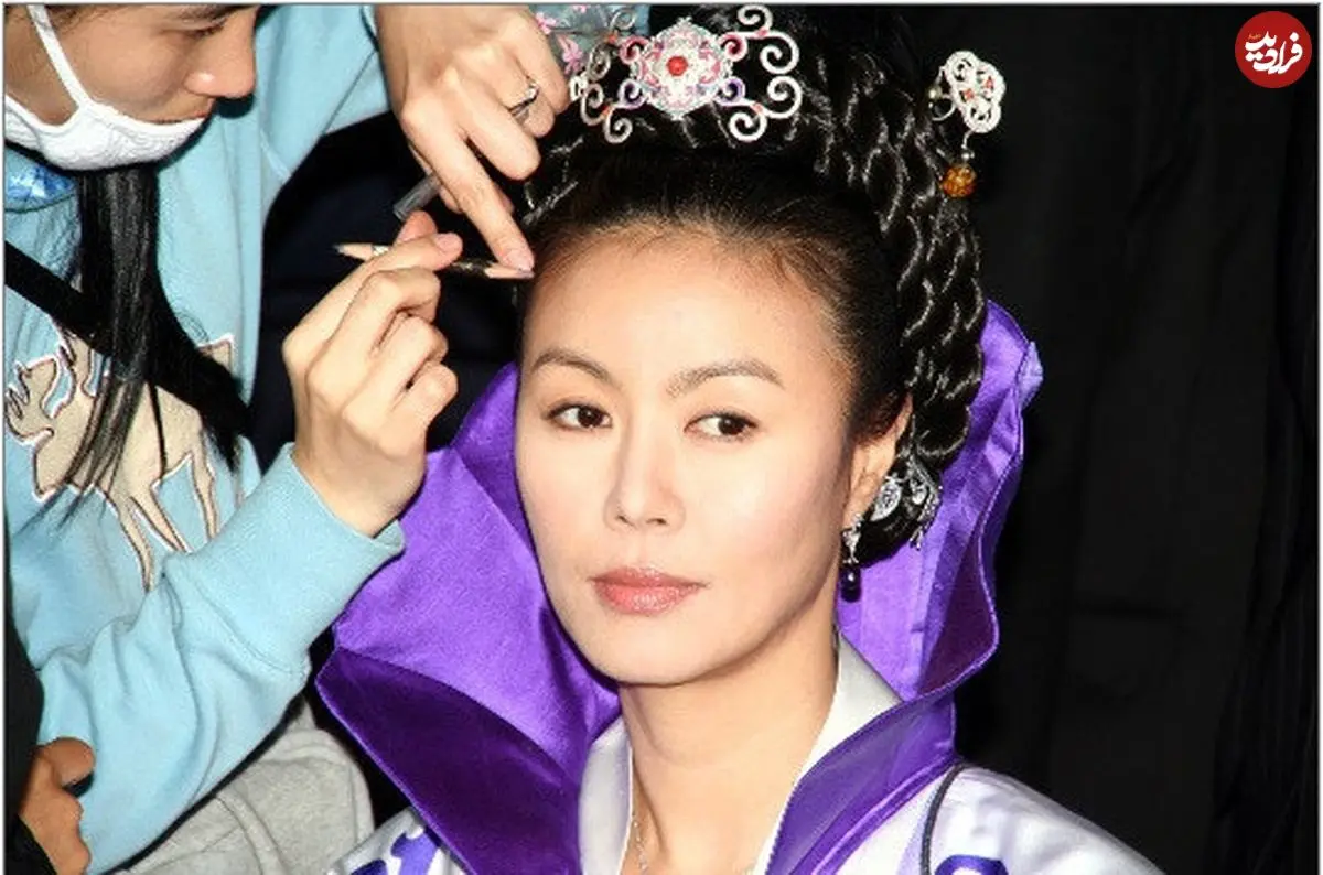 عکس| سفر زمان؛ تیپ و چهرۀ «بانو یومیول» در حال قدم زدن در خیابان؛ 9 سال بعد از «جومونگ»