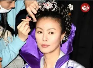 عکس| سفر زمان؛ تیپ و چهرۀ «بانو یومیول» در حال قدم زدن در خیابان؛ 9 سال بعد از «جومونگ»