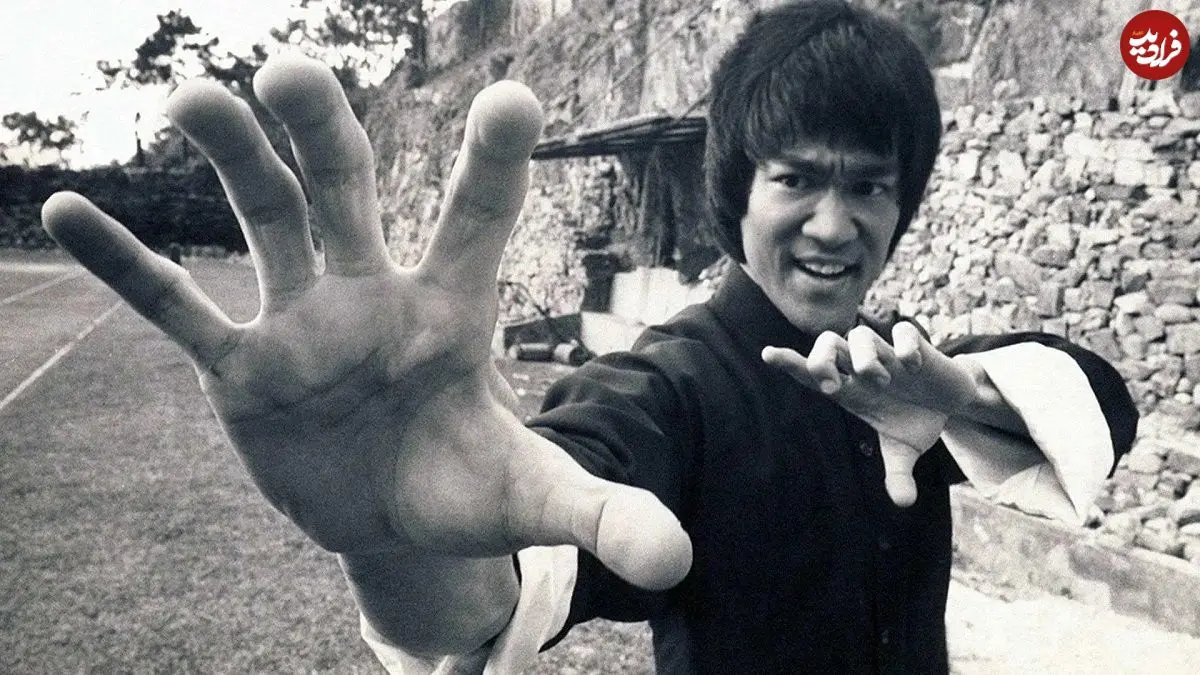 عکس| سفر در زمان؛ «بروسلی 32 ساله» در کنار جان ساکسون؛ سال 1351