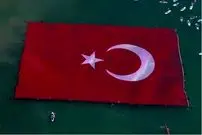 ببینید| بزرگ‌ترین پرچم گشوده‌ شده جهان روی آب