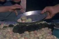 عکس| سفر به ایران قدیم؛ میوه‌فروش دوره‌گرد در یکی از خیابان‌های اصفهان؛ سال 1340