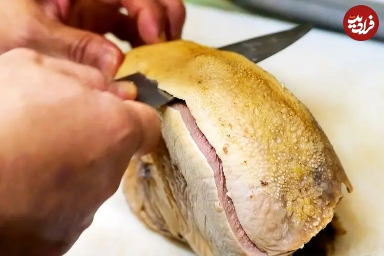 ببینید| غذای خیابانی در آمریکا؛ پخت یک غذای محبوب با زبان گاو، برنج و تخم مرغ در نیویورک