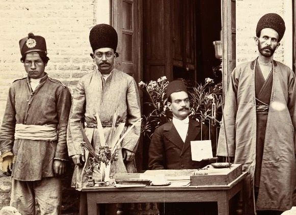 ژست جالب «کارمندان» ایرانی؛ ۱۰۰ سال قبل