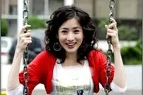 عکس| سفر زمان؛ «بانو یئون» (سریال امپراتور بادها) در حال تمرین در زمین «بیسبال»