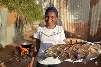 ببینید| غذای روستایی در کنیا؛ پخت ماهی تیلا پیا با سس نارگیل در روستا