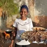 ببینید| غذای روستایی در کنیا؛ پخت ماهی تیلا پیا با سس نارگیل در روستا