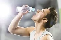 هشدار؛ در حالت ایستاده آب نخوردید!
