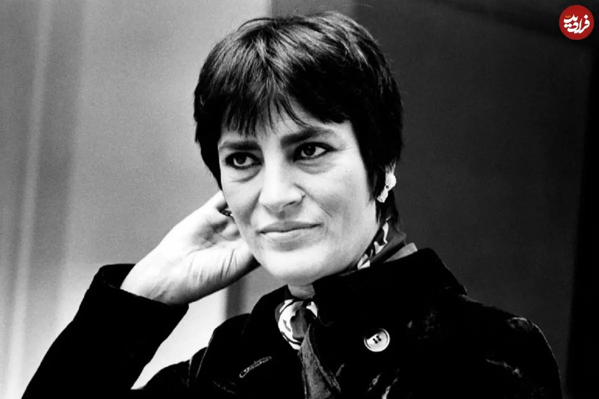 عکس| سفر در زمان؛ «ایرنه پاپاس» با یک دسته گل در افتتاحیه یک نمایش در نیویورک؛ سال 1359