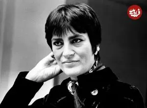 عکس| سفر در زمان؛ «ایرنه پاپاس» با یک دسته گل در افتتاحیه یک نمایش در نیویورک؛ سال 1359