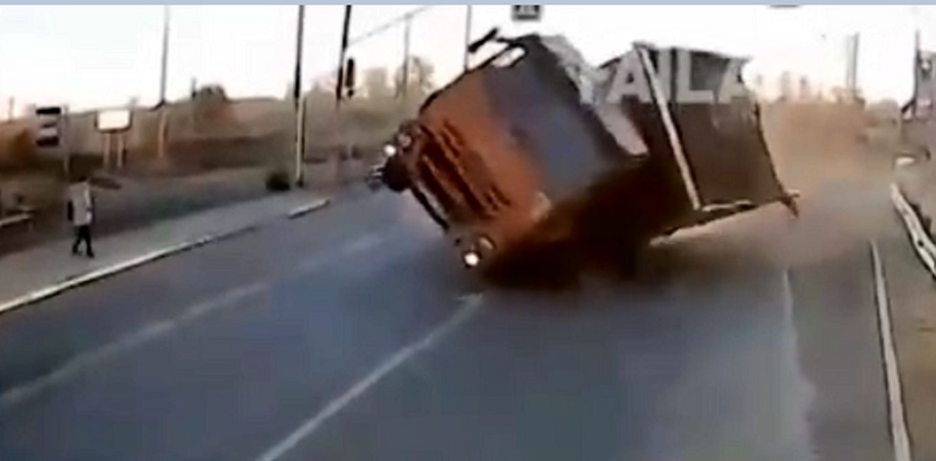 (ویدئو) لحظه ترکیدن لاستیک کامیون در سر چهارراه!