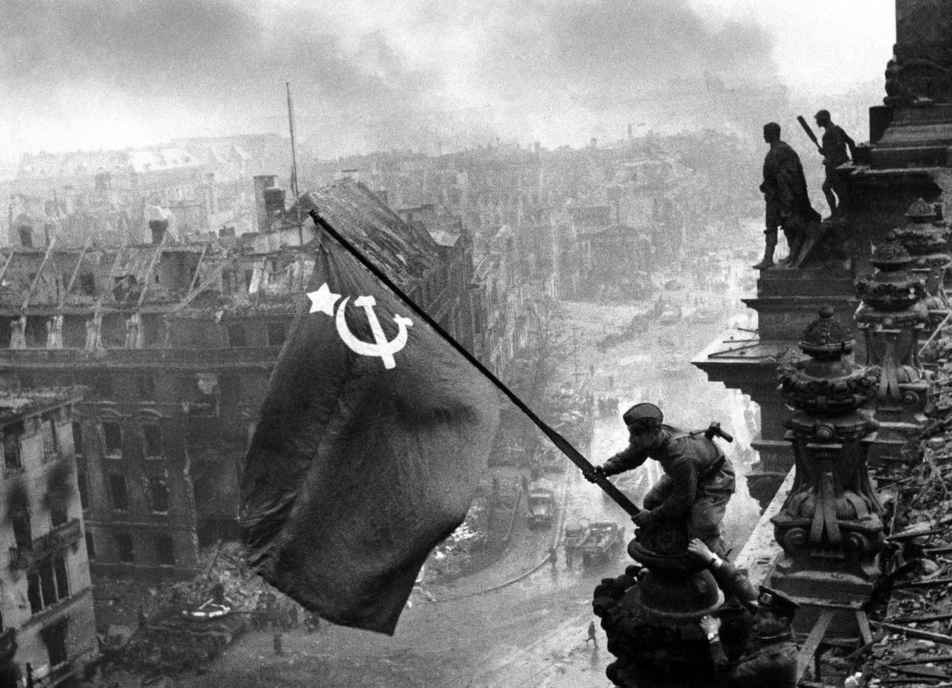 (ویدئو) ماجرای دستکاری تاریخی یک عکس حماسی مشهور توسط شوروی!