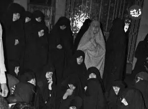 عکس| سفر زمان؛ چهار زن در صندوق عقب ماشین و در حال رفتن به بهشت زهرا؛ سال 58