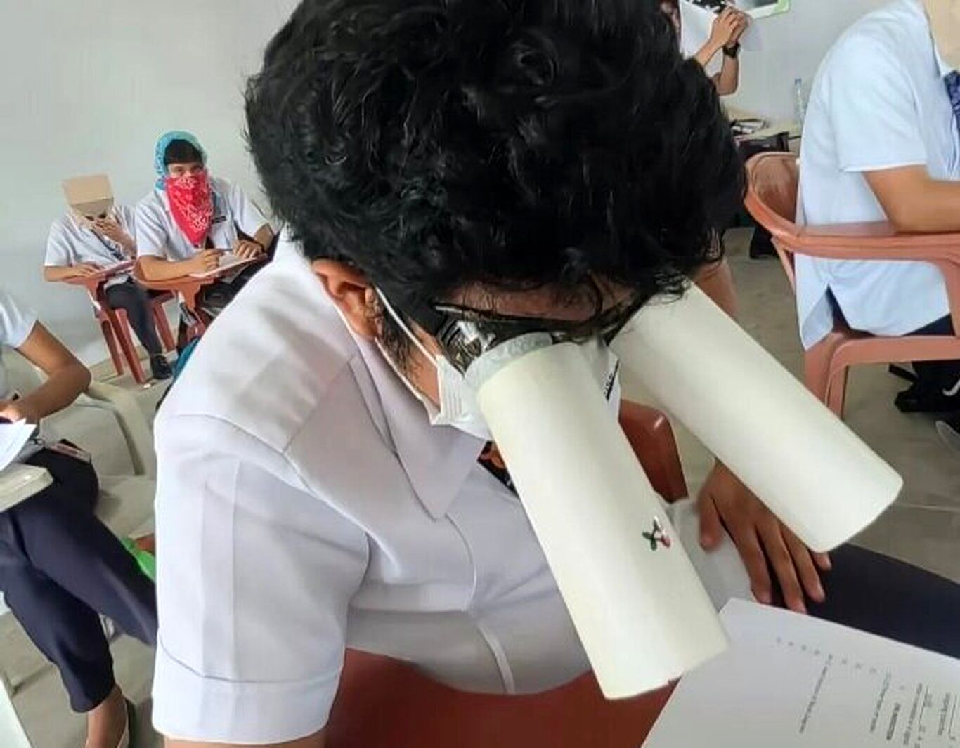 (ویدئو) ابتکار جالب دانشجویان فیلیپینی برای جلوگیری از تقلب!