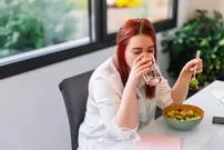 فواید شگفت‌انگیزِ خوردن آب قبل از غذا
