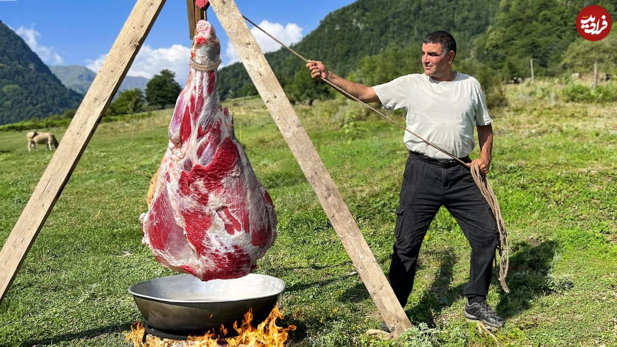 (ویدئو) غذای روستایی در آذربایجان؛ پخت ران بزرگ گاو در طبیعت