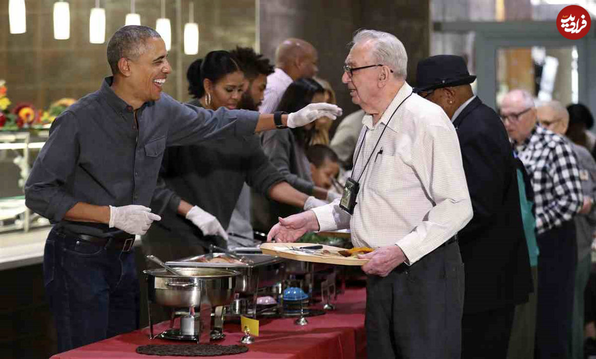 عکس اوباما و همسرش در حال سرو غذا در روز عید شکرگزاری