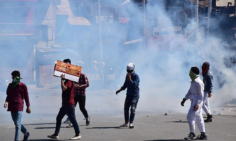 تصاویر/ درگیری پلیس با نمازگزاران کشمیر