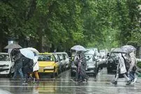 (ویدئو) حرکت زیبای سرباز وظیفه در روز بارانی تهران