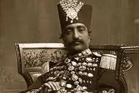 عکس| سفر به تاریخ؛ «ناصرالدین شاه» و «زعفران باجی» در یک عکس گروهی در حیاط قصر