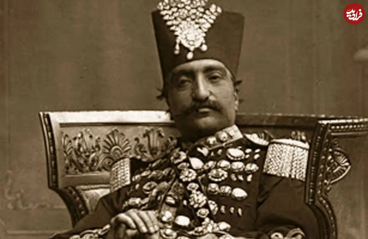 عکس| سفر به تاریخ؛ «ناصرالدین شاه» و «زعفران باجی» در یک عکس گروهی در حیاط قصر