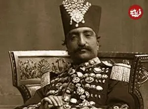 عکس| سفر به تاریخ؛ «ناصرالدین شاه» و «زعفران باجی» در یک عکس گروهی در حیاط قصر