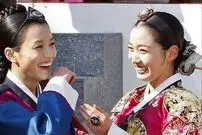 عکس| سفر زمان؛ مرتب کردن موهای «بانو جانگ» در پشت‌صحنه سریال «دونگ‌یی»