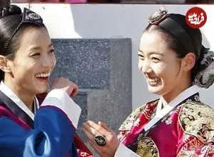 عکس| سفر زمان؛ مرتب کردن موهای «بانو جانگ» در پشت‌صحنه سریال «دونگ‌یی»