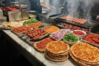 ببینید؛ غذای خیابانی در ترکیه؛ تهیه انواع کباب و لاهماجون در استانبول