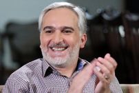 ببینید؛ بیژن بنفشه‌خواه در پامپ؛ از مدل ماشین و راننده شخصی‌ تا رقص معروف در «بمب خنده»